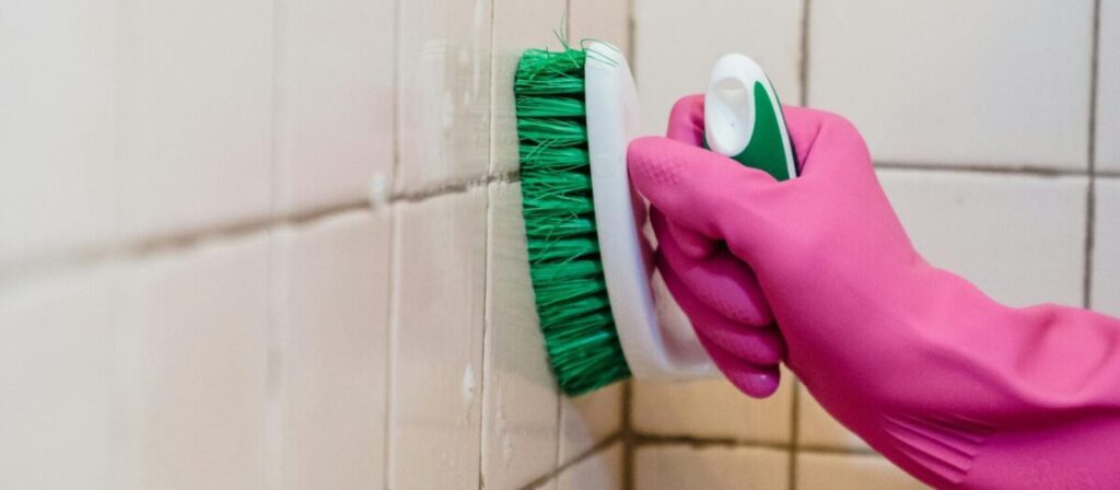 Reinigungsprodukte für Badezimmerfliesen: Mit diesen 7 Tipps Fliesen neuen Glanz verleihen
