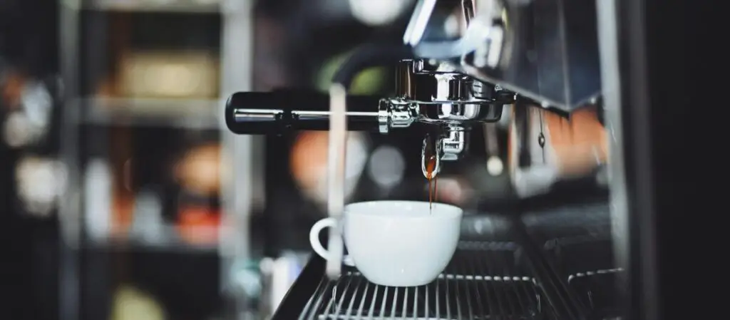 Kaffeemaschine entkalken: Schnell und effektiv mit Essig