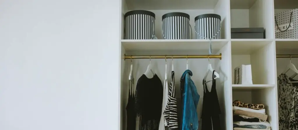 Wäsche zusammenlegen und organisieren: Platzsparende Techniken
