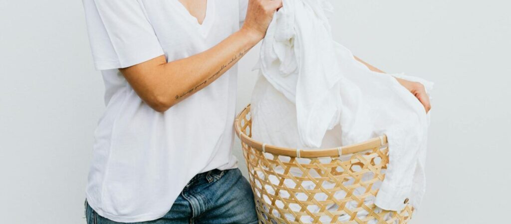 Weiße Wäsche strahlend weiß bekommen: 3 bewährte Hausmittel